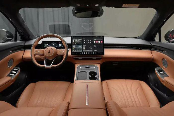 Bản AWD mạnh tới 651 mã lực.