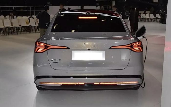 Đổ đầy xăng, sạc đầy pin có thể đi gần 2.000km.