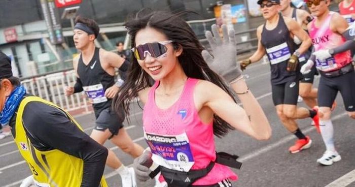 Yoo trên đường chạy Seoul Marathon ngày 15/3/2026. Ảnh: Naver/NĐT