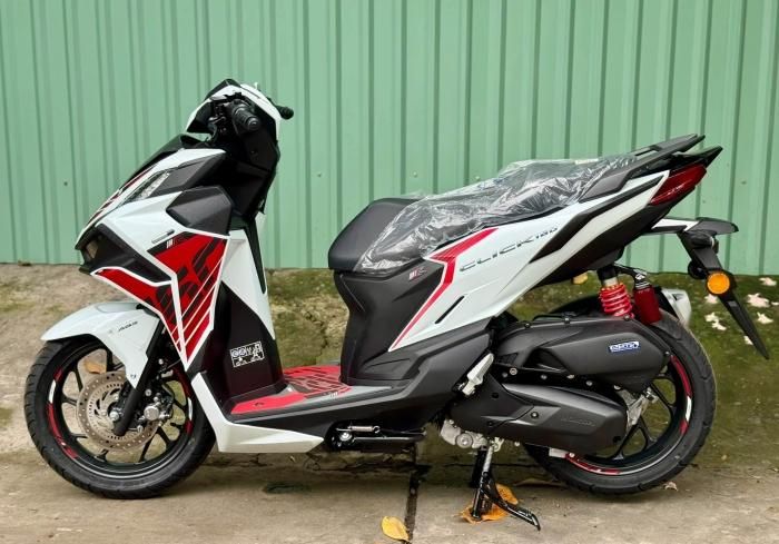 CLICK 160R Limited Edition gây ấn tượng với tông màu trắng kết hợp cùng các mảng đồ họa đỏ và đen.