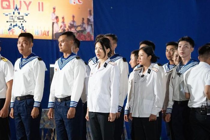Văn Mai Hương hành quân cùng đồng đội.