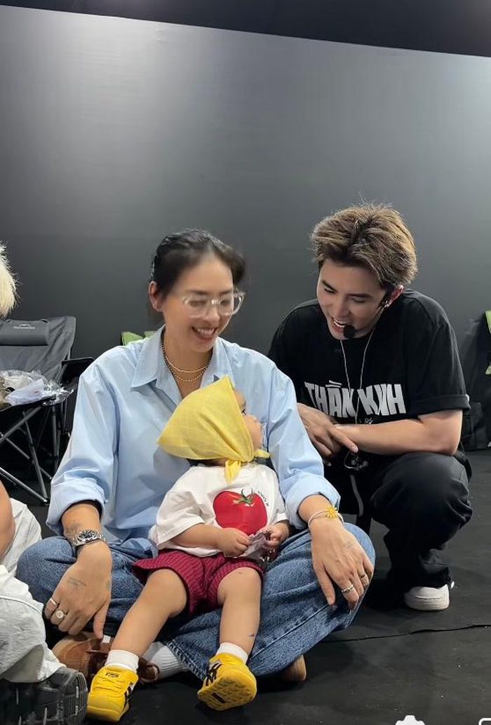 Ngô Thanh Vân đưa bé Gạo đi cổ vũ các "anh tài" tại hậu trường concert "Anh trai vượt ngàn chông gai". Biểu cảm ngơ ngác, xa lạ của bé Gạo khi gặp Jun, Will khiến fan thích thú. "Quá trời quá đất rồi, nhiều ngôi sao, nhiều anh quá… Mà ẻm vẫn cứ lắc lắc nha. Người ta chỉ gật gật cho Papa thôi chứ người khác là bật chế độ lắc liền á! Nay con lên ủng hộ tinh thần chú Jun chú Will… tối nay con sợt ầm ầm", Ngô Thanh Vân chia sẻ.