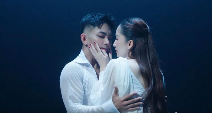 Khánh Thi chia sẻ: "Hôm nay vợ chồng tớ nhảy Rumba trên nước. Mời cả nhà xem Thi và Hiển kể chuyện bằng dancesport trong MV “Giá như anh là em”, cùng giọng hát đầy cảm xúc của Lệ Quyên.
