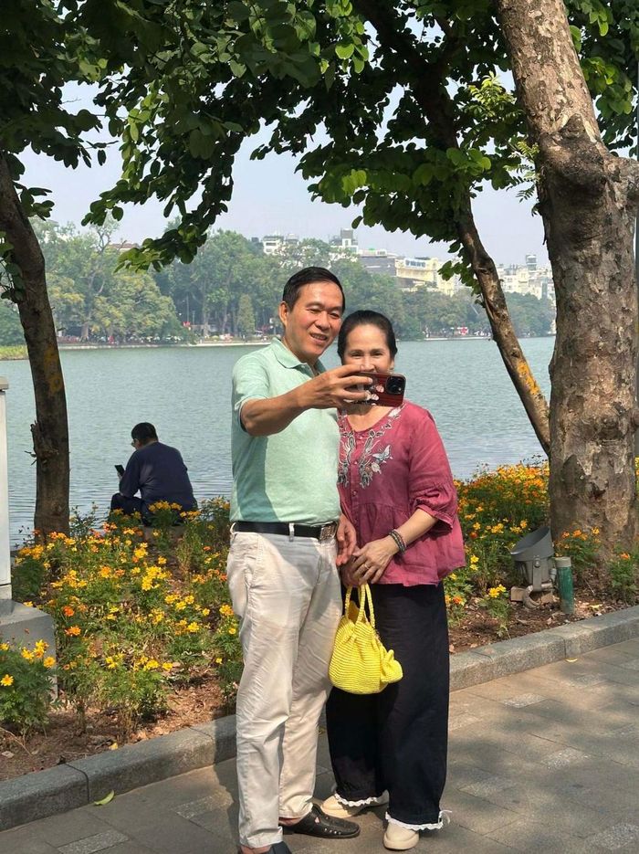 Vợ chồng NSND Lan Hương - NSƯT Đỗ Kỷ hẹn hò, chụp ảnh ở Hồ Gươm.