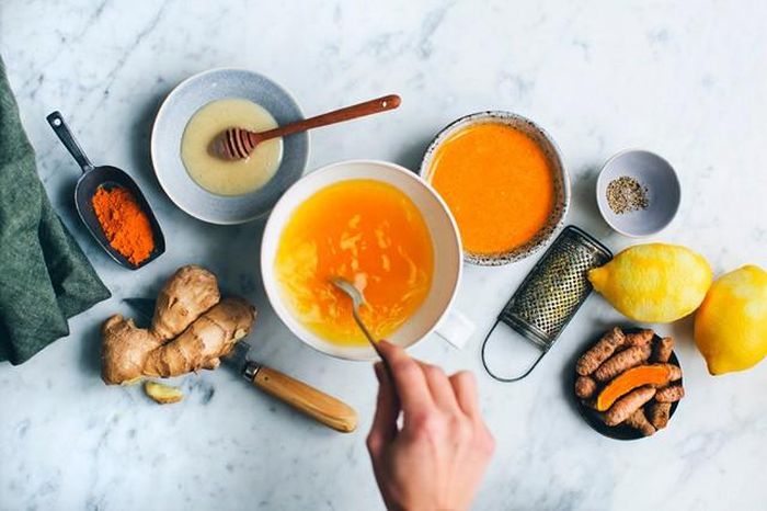 Nghệ chứa hoạt chất curcumin có đặc tính kháng khuẩn, chống viêm và hỗ trợ tái tạo da.