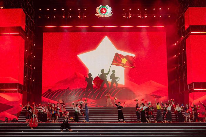 Chương trình nghệ thuật "Điện Biên - Mạch nguồn bình yên - Vì cộng đồng không ma túy", thu hút hơn 12.000 khán giả tham dự.
