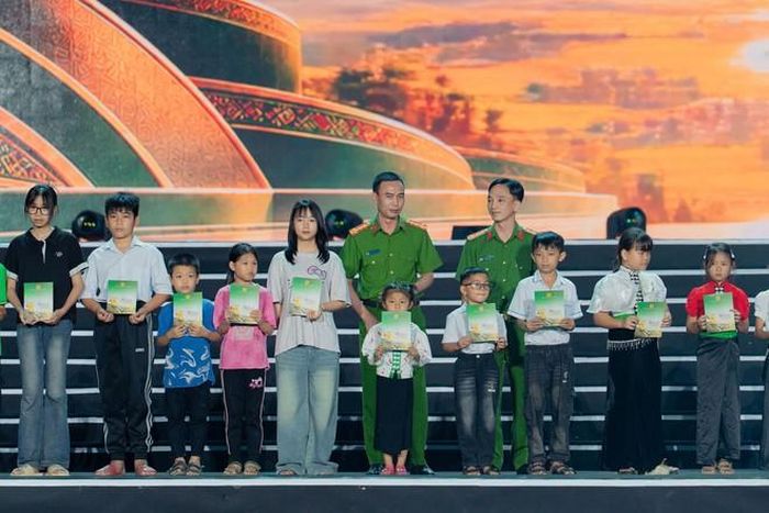 BTC trao quà cho gia đình cán bộ, chiến sĩ có hoàn cảnh khó khăn; thân nhân cán bộ, chiến sĩ thương binh, liệt sĩ trên mặt trận phòng, chống ma túy và những người sau cai nghiện có ý chí vươn lên, tích cực tái hòa nhập cộng đồng.