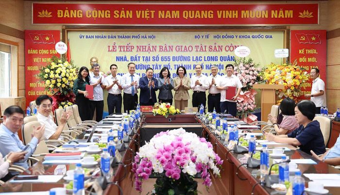 Các đại biểu chúc mừng Hội đồng và Văn phòng Hội đồng Y khoa Quốc gia. Ảnh: Trần Minh