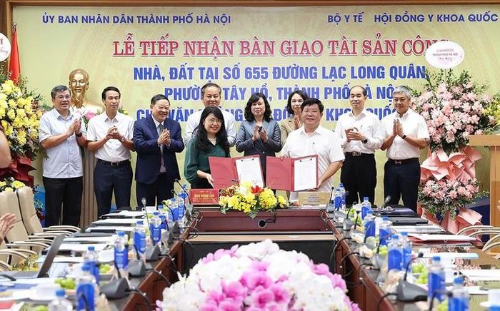 Bộ trưởng Bộ Y tế Đào Hồng Lan; Phó Chủ tịch UBND TP Hà Nội Vũ Thu Hà và các đại biểu chứng kiến bàn giao, tiếp nhận cơ sở nhà, đất tại số 655 đường Lạc Long Quân. Ảnh: Trần Minh