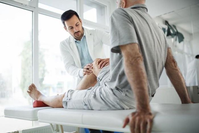 Những người lựa chọn GAE thường đã chán nản với các mũi tiêm corticoid trước đó và một bộ phận vẫn tiếp tục tìm đến steroid sau thủ thuật. Ảnh minh họa: ReVacsMed