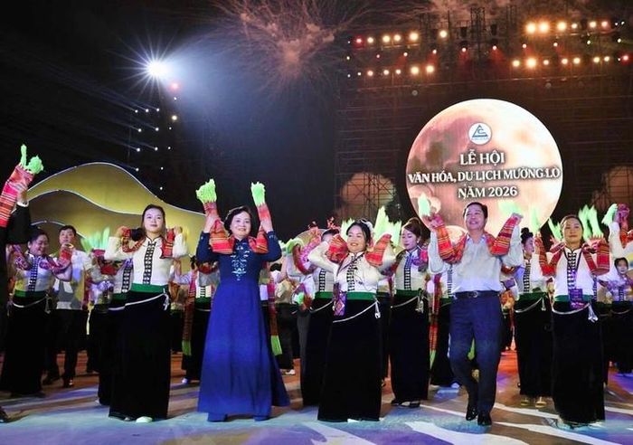 Phó Thủ tướng Phạm Thị Thanh Trà cùng các đại biểu tham gia các vòng xòe Thái. Ảnh: chinhphu.vn/Thu Giang