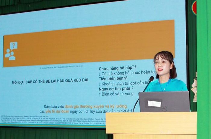 ThS.BS.CKII Huỳnh Thị Ngọc Trang - Trưởng phòng Kế hoạch tổng hợp kiêm Phụ trách Khoa Khám bệnh, Bệnh viện Đa khoa Nguyễn Thị Thập báo cáo tại phiên toàn thể. Ảnh: Mimosa