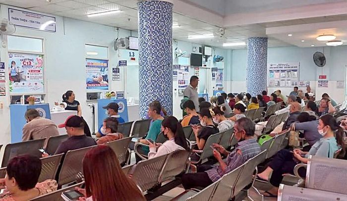 Bệnh nhân tại Khoa Khám bệnh của Bệnh viện Nguyễn Thị Thập. Ảnh: Mimosa