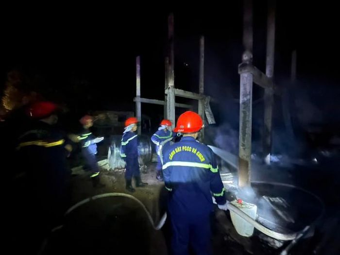 Cảnh sát PCCC và CNCH tiến hành dập lửa. Ảnh: CACC.