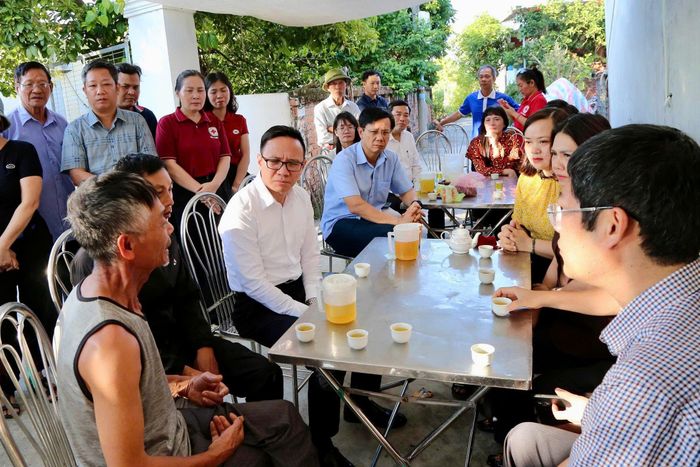 Ông Đào Trọng Đức, Phó Chủ tịch UBND Hải Phòng thăm hỏi, chia sẻ và động viên gia đình học sinh gặp nạn. Ảnh: Nguyễn Hải.