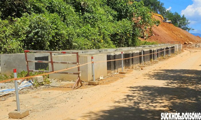 Đối với các cấu kiện đúc sẵn, đơn vị hoàn thành 100% khối lượng đúc cống hộp kích thước 1,5mx1,5m. Theo kế hoạch, nếu thời tiết thuận lợi, công tác đào và vận chuyển đất đá sạt lở dự kiến hoàn thành vào đầu tháng 11/2026. Toàn bộ hạng mục công trình dự kiến hoàn thành trước ngày 15/12. Ảnh: PV.