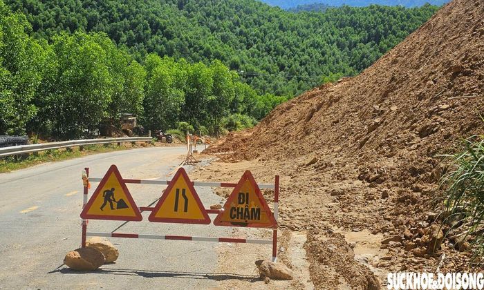 Đối với điểm sạt lở Km18+150 - Km18+250, ngày 6/8, nhà thầu cũng huy động máy móc tập trung thi công nhằm đảm bảo tiến độ. Dự kiến trước ngày 30/10 sẽ hoàn thành hạng mục công trình này. Ảnh: PV.