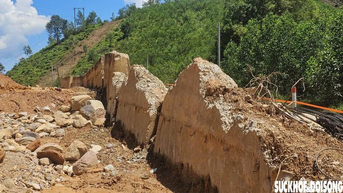 Trước tình hình này, Sở Xây dựng chỉ đạo đơn vị thi công tăng cường máy móc, thiết bị, nhân lực, tổ chức tăng ca nhằm đẩy nhanh tiến độ, bù đắp thời gian bị ảnh hưởng do công tác giải phóng mặt bằng và điều kiện thời tiết. Ảnh: PV.