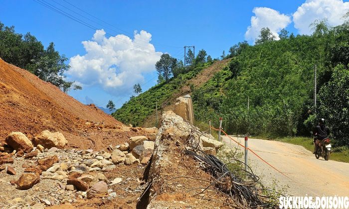 Theo Sở Xây dựng TP Huế, các hạng mục xử lý sạt lở dự kiến triển khai thi công từ tháng 3/2026. Tuy nhiên, đến nay các hạng mục chưa hoàn thành do công tác giải phóng mặt bằng kéo dài. Ảnh: PV.