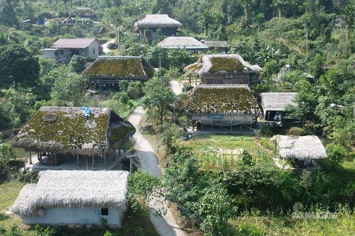 Những nếp nhà sàn lợp lá cọ tạo nên nét riêng của thôn Xà Phìn. Ảnh: Tuấn Anh