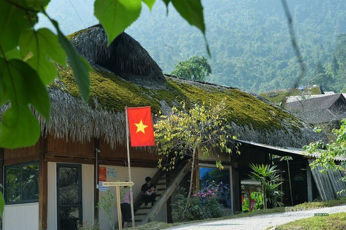 Ngôi nhà sàn truyền thống với mái rêu phong giữa núi rừng.
