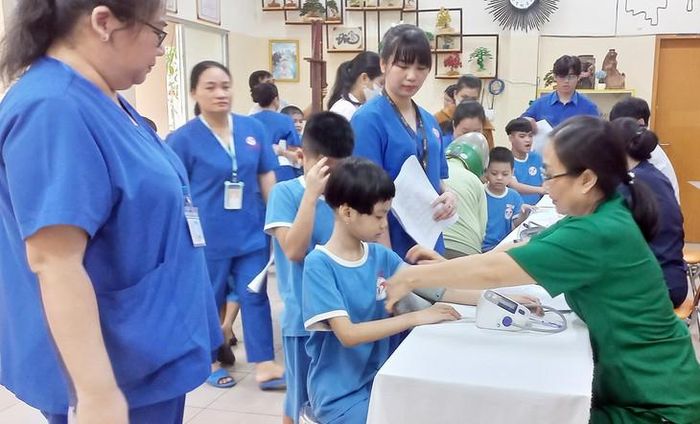 Tổ chức khám bệnh tổng quát giúp trẻ đặc biệt tại Trung tâm Điều dưỡng - Phục hồi chức năng, trợ giúp trẻ em và hỗ trợ người khuyết tật (38 Tú Xương, TPHCM). Ảnh: MImosa