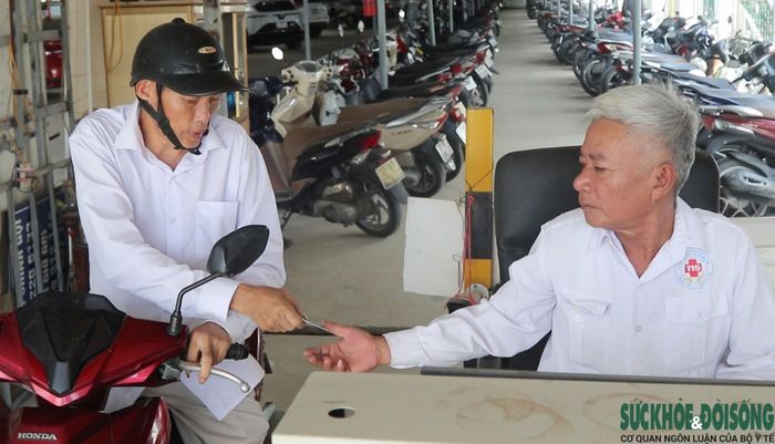 Người dân trả thẻ sau khi gửi xe miễn phí tại bệnh viện. Ảnh: Song Hoàng