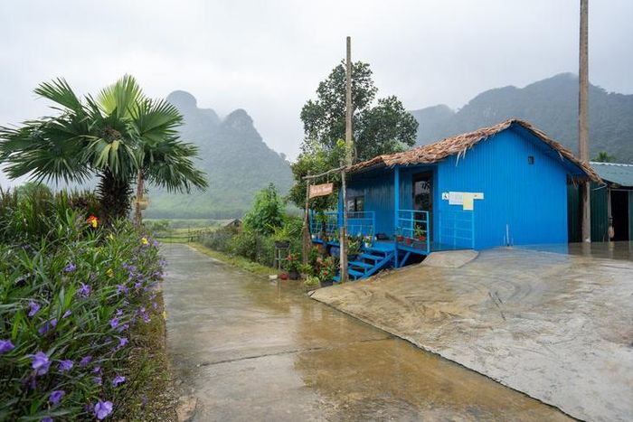 Hiện có 13 hộ dân tại thôn Tân Hóa liên kết, sử dụng nhà phao làm dịch vụ lưu trú, mang đến trải nghiệm đặc biệt cho du khách. Ảnh: H.T.
