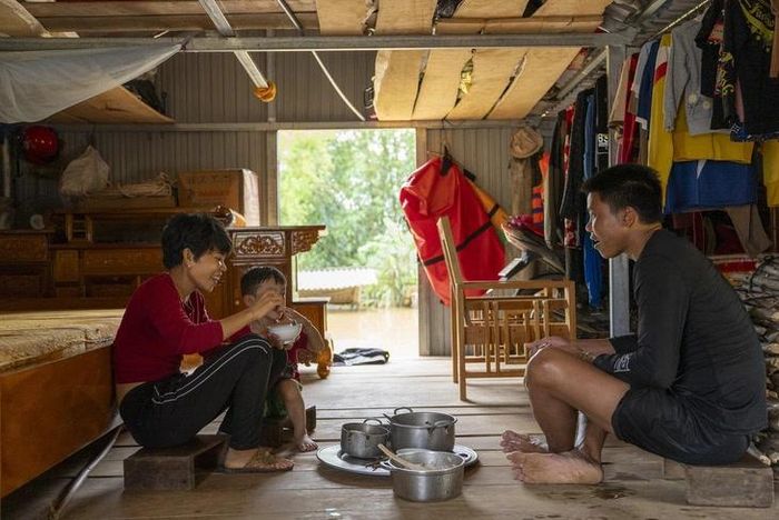 Trong lũ, mọi sinh hoạt từ nấu ăn, ngủ nghỉ đều được thực hiện trong nhà phao. Ảnh: N.T.