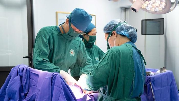 Các bác sĩ phẫu thuật cho sản phụ. Ảnh: BVCC