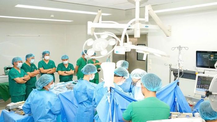 Ê-kíp bác sĩ tiến hành ca phẫu thuật. Ảnh: BT.