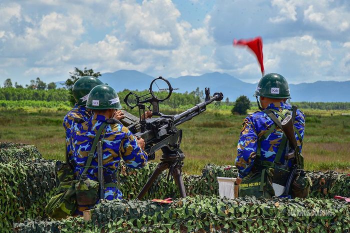Khẩu đội súng máy phòng không triển khai đội hình chiến đấu. Ảnh: Tiến Lê