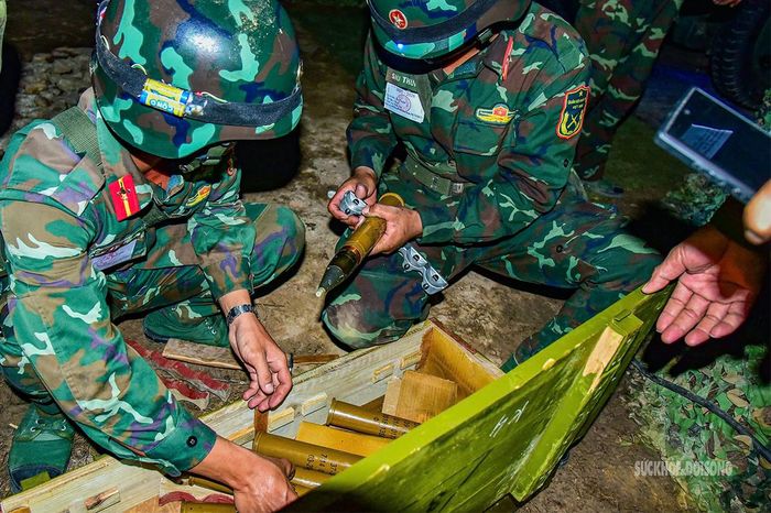 Kiểm tra, chuẩn bị đạn pháo trước giờ thực hành bắn. Ảnh: Tiến Lê