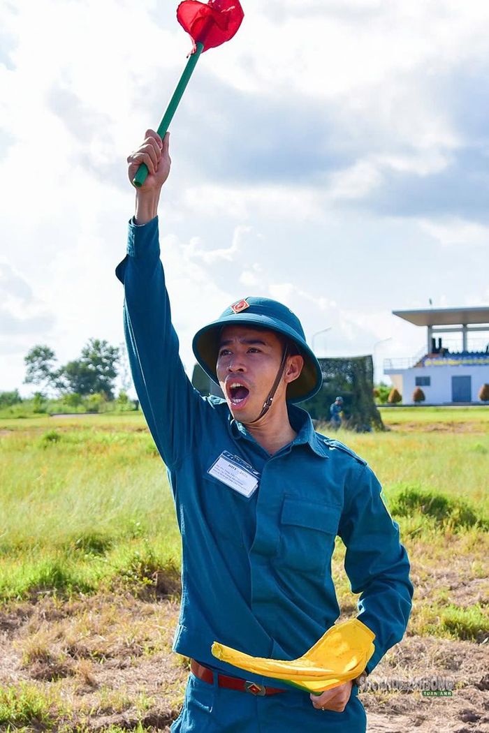 Phát tín hiệu chỉ huy trong quá trình thực hành chiến đấu. Ảnh: Tiến Lê
