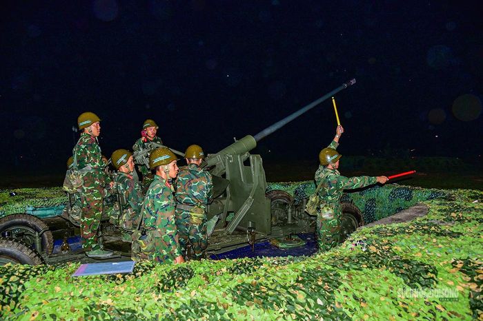Khẩu đội pháo phòng không triển khai đội hình chiến đấu trong đêm. Ảnh: Tiến Lê