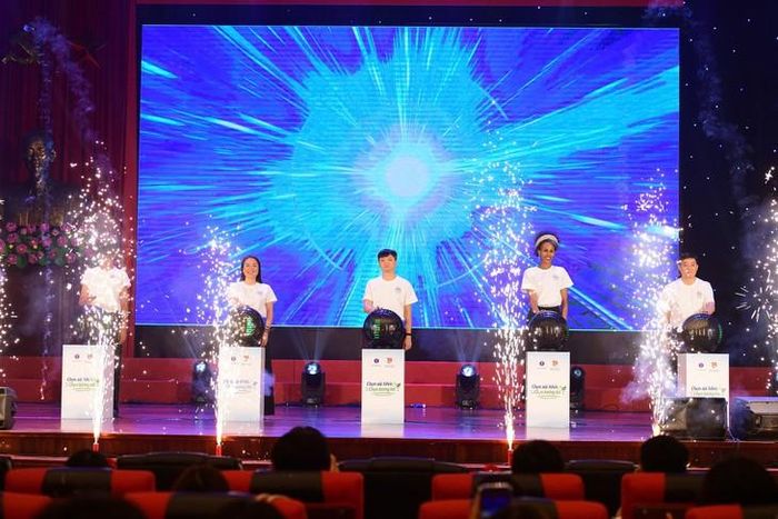 Các đại biểu thực hiện nghi thức phát động hưởng ứng "Thanh niên Việt Nam nói không với thuốc lá - Chọn sức khỏe, chọn tương lai". Ảnh: Xuân Tùng