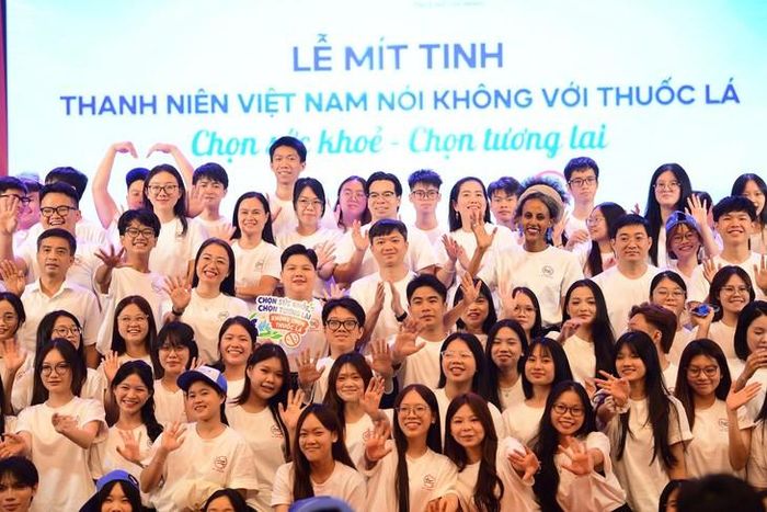 Lan tỏa thông điệp Thanh niên Việt Nam nói không với thuốc lá. Ảnh: Xuân Tùng