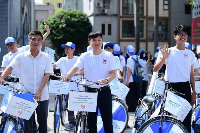 Hoạt động đạp xe hưởng ứng tại sự kiện. Ảnh: Xuân Tùng