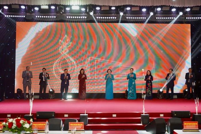 Bí thư Trung ương Đảng, Phó Thủ tướng Chính phủ Phạm Thị Thanh Trà, Bộ trưởng Bộ Y tế Đào Hồng Lan và các đại biểu khai trương Cơ sở 2 Bệnh viện Phụ sản TW. Ảnh: Thanh Hải