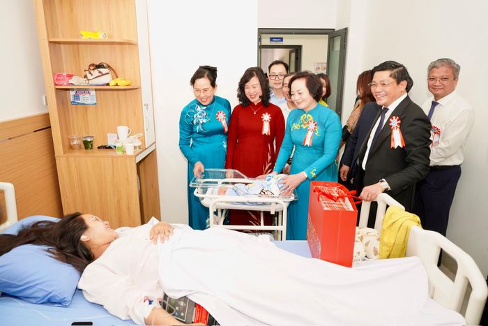 Phó Thủ tướng Phạm Thị Thanh Trà, Bộ trưởng Bộ Y tế Đào Hồng Lan và các đại biểu thăm hỏi sản phụ tại Cơ sở 2, Bệnh viện Phụ sản TW. Ảnh: Thanh Hải