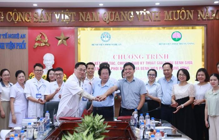 Hai bệnh viện thống nhất hợp tác hỗ trợ đào tạo, củng cố kỹ thuật và hướng dẫn chuyên môn cho đội ngũ cán bộ Bệnh viện Phổi Nghệ An, tập trung vào 3 nhóm kỹ thuật.