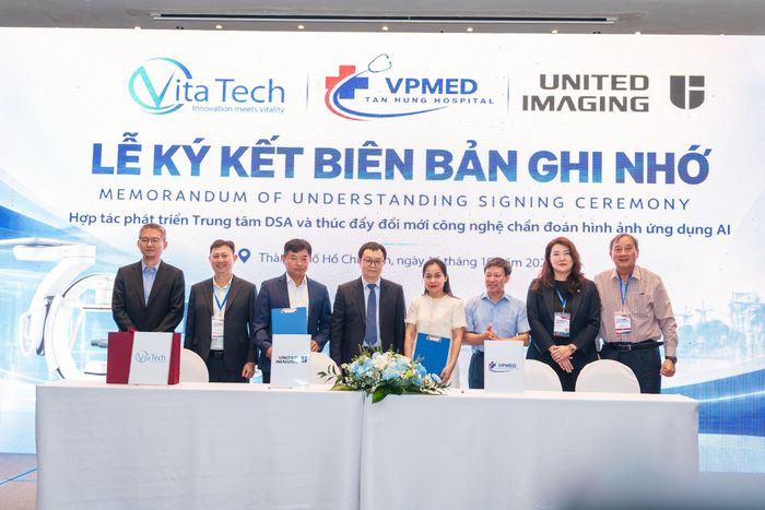 Hoạt động ký kết hợp tác ghi nhớ về phát triển Trung tâm DSA và thúc đẩy đổi mới công nghệ chẩn đoán hình ảnh ưng dụng AI. Ảnh: Xuân Hương