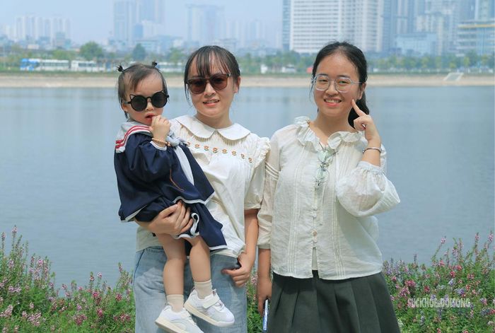 Sắc tím, hồng của những luống hoa trở thành phông nền chụp ảnh được yêu thích. Ảnh: D. Hằng