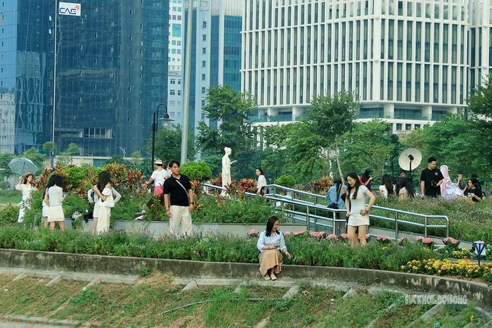 Đông đảo người dân tìm đến Công viên An Hòa để tham quan, chụp ảnh giữa mùa hoa nở. Ảnh: D. Hằng