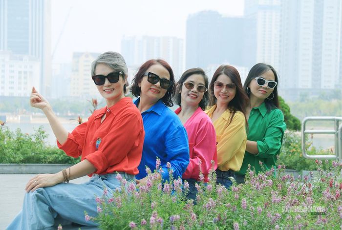 Không chỉ giới trẻ, nhiều phụ nữ trung niên cũng hào hứng chụp ảnh bên sắc hoa. Ảnh: D. Hằng