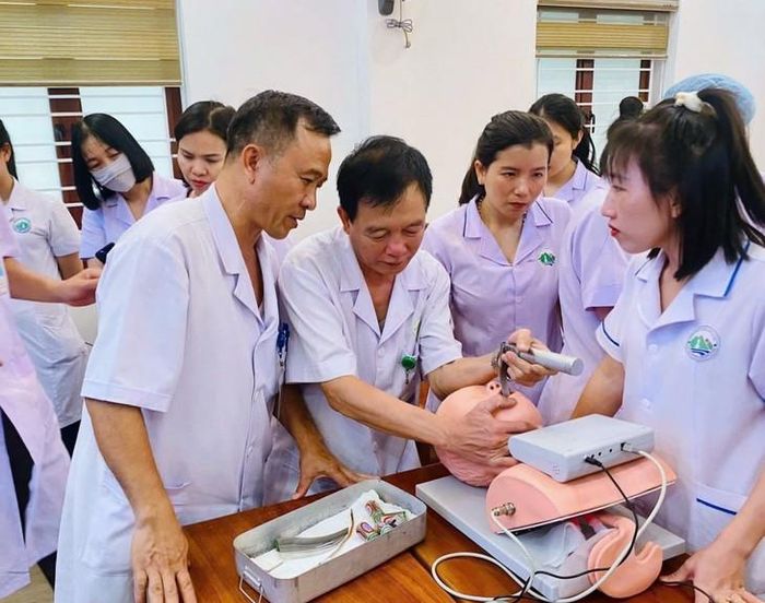 Năm 2026, Hà Tĩnh đã tổ chức 31 lớp đào tạo, tập huấn cho các tổ cấp cứu ngoại viện và đội ngũ nhân viên cứu hộ cứu nạn, nhân viên y tế không chuyên. Ảnh: Nhật Thắng.