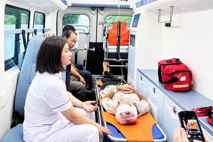 Cấp cứu ngoại viện tạo điều kiện thuận lợi người dân tiếp cận dịch vụ y tế một cách nhanh nhất. Ảnh: Nhật Thắng.