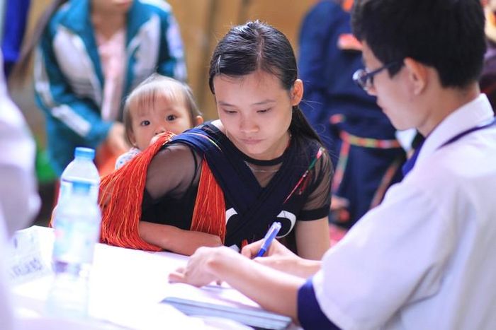 Tăng phụ cấp đặc thù, nhân viên y tế dự phòng yên tâm công tác. Ảnh: T.A