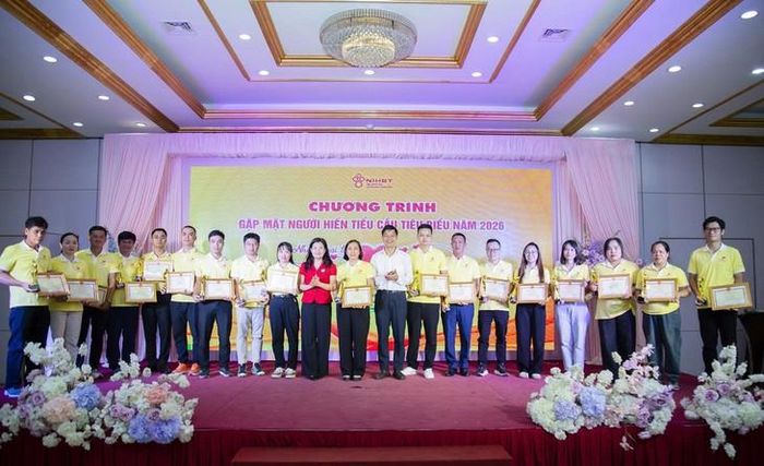 Đại diện Ban Tổ chức trao Giấy khen của Viện trưởng Viện Huyết học – Truyền máu TW cho 20 cá nhân có thành tích xuất sắc trong công tác hiến máu tình nguyện (Ảnh: Quang Hải)