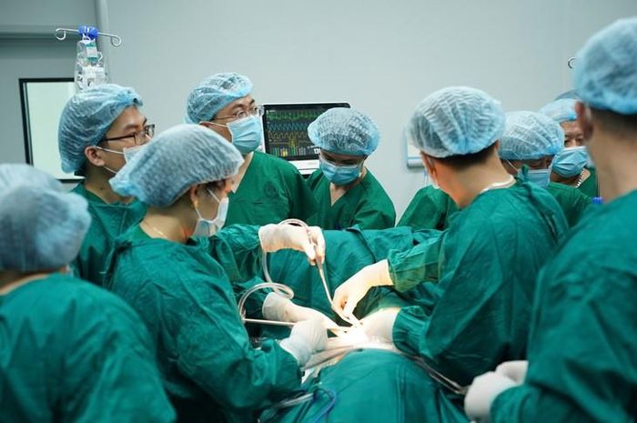 Phẫu thuật nội soi lồng ngực có hỗ trợ sử dụng camera và dụng cụ chuyên dụng qua các đường rạch nhỏ ở thành ngực, giúp hạn chế tổn thương, giảm đau sau mổ và hỗ trợ người bệnh phục hồi. ẢNH: K. H